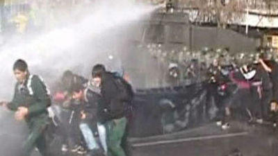 Decenas de heridos, 264 detenidos y coches quemados en los disturbios en Chile