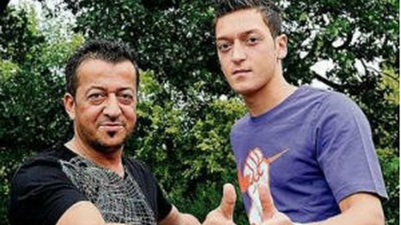 Mesut Ozil, con su padre Mustafá