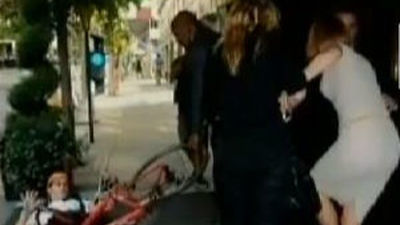 Nicole Kidman, arrollada por un fotógrafo que circulaba en bici por la acera