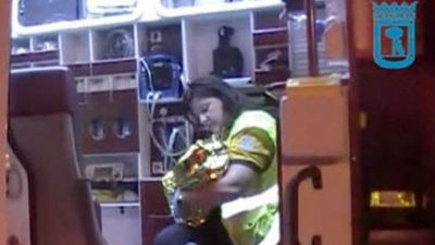 El Samur asiste en el domicilio a una madre parturienta y la traslada al hospital