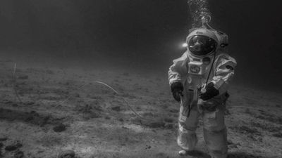 Dos astronautas de la ESA simulan en una piscina una misión en la Luna