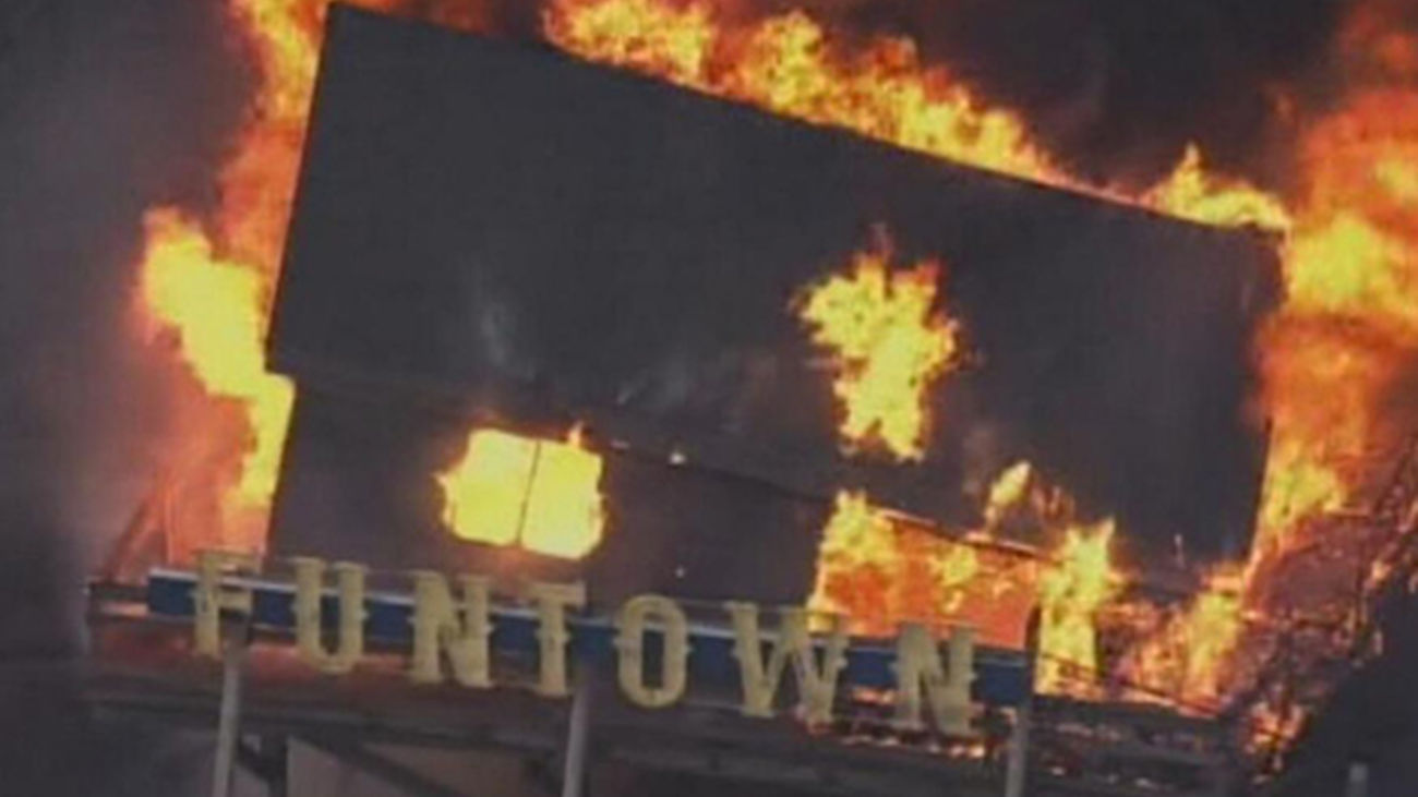 Violento incendio consume parte del icónico paseo costero de Nueva Jersey