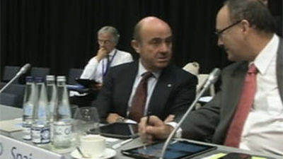 De Guindos niega presiones para prolongar la asistencia financiera a España