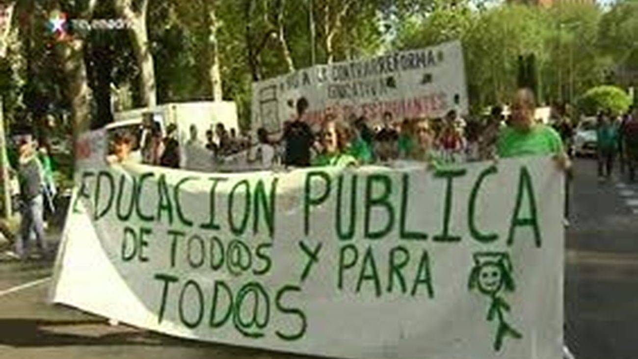 Los beneficiarios de becas caen en 24.500 y los de ayudas en 578.549