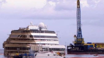 El "Costa Concordia", enderezado y listo para ser alejado de la isla