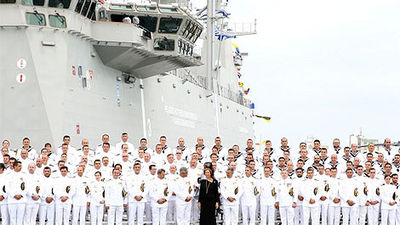 La Reina entrega la bandera de combate al buque 'Juan Carlos I'