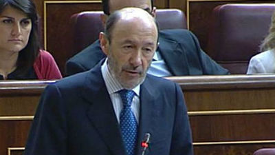 Rubalcaba augura una corta vida a la reforma de las pensiones y Rajoy le resta autoridad