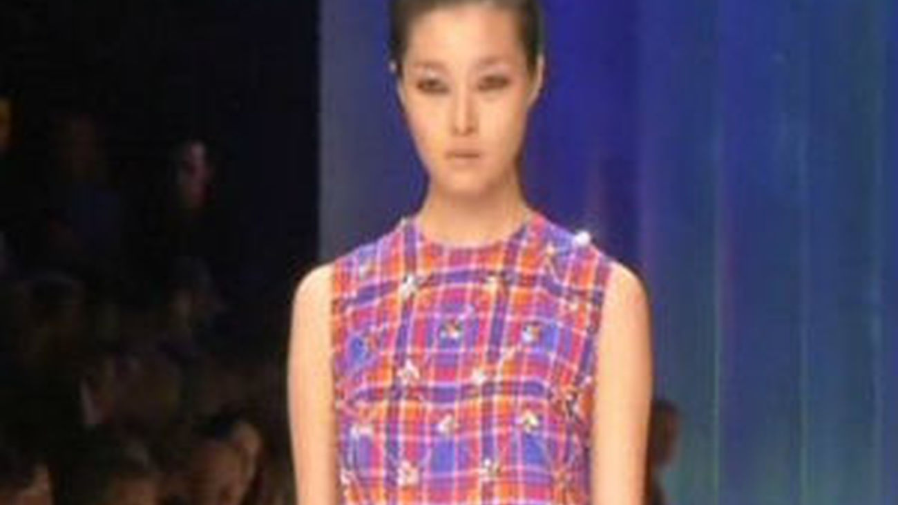 Colores pastel y tejidos vaporosos para la mujer "discreta" de Emporio Armani