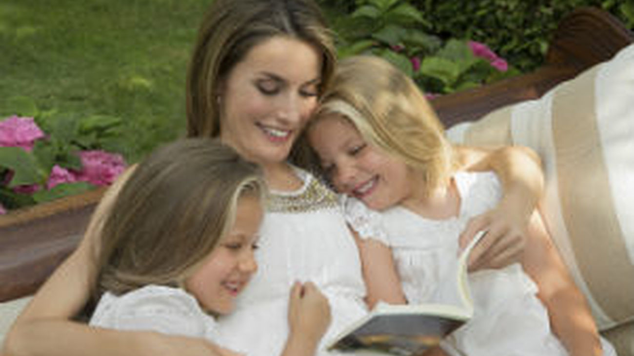 La Princesa Leticia, con sus hijas