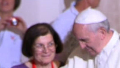 El Papa abraza uno a uno a cientos de enfermos que peregrinan a Lourdes