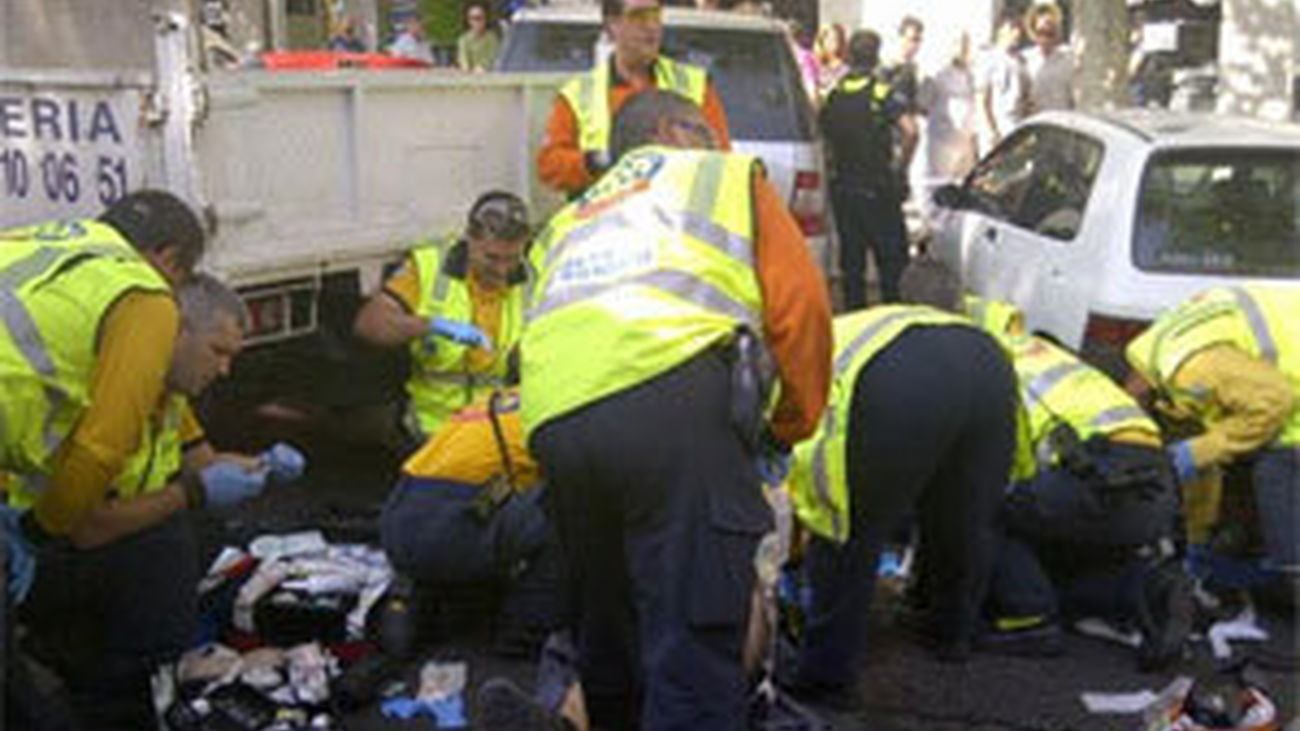 Herido muy grave un obrero al deslizarse marcha atrás un camión en la calle Atocha