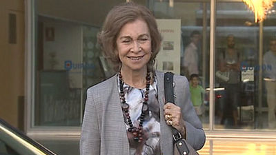 La Reina ve al Rey "muy bien de ánimo" tras pasar el día con él