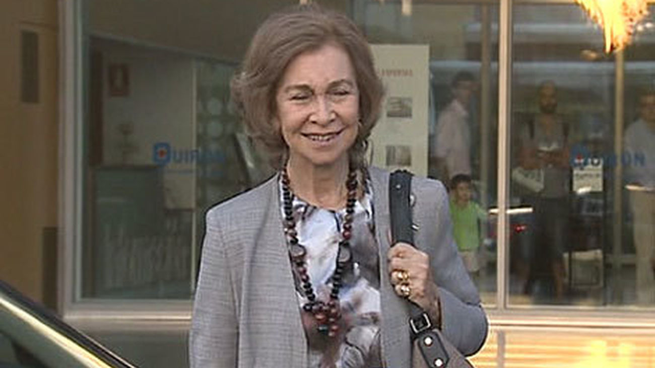 La Reina ve al Rey "muy bien de ánimo" tras pasar el día con él