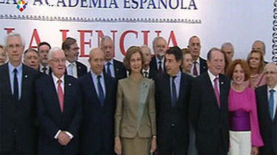 La Reina inaugura la exposición que conmemora el tricentenario de la RAE