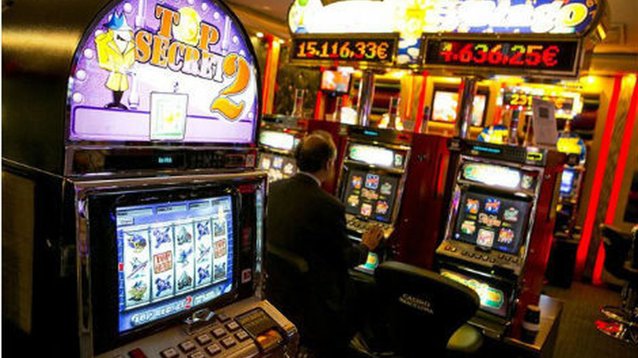 Sanidad abre las puertas a Eurovegas: se fumará en las salas tragaperras