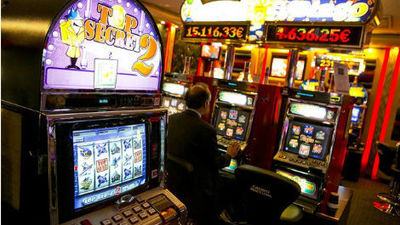 Sanidad abre las puertas a Eurovegas: se fumará en las salas tragaperras