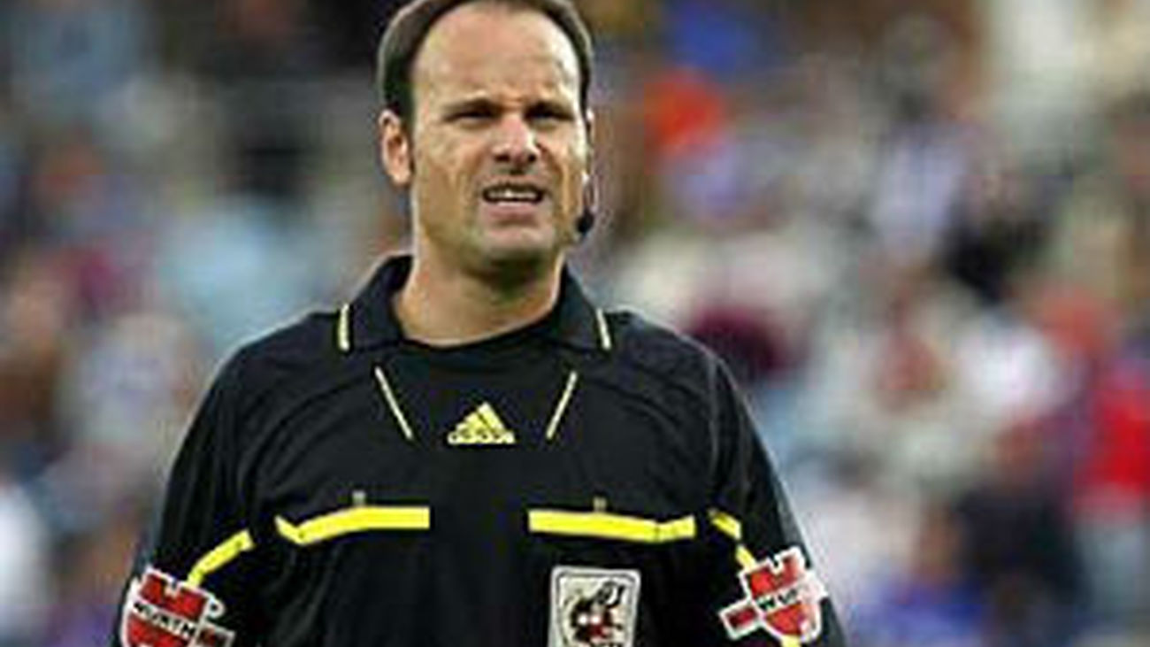 Mateu Lahoz, a los pies de los caballos en el derbi