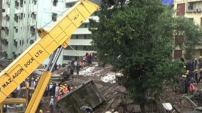Dos muertos y unas 60 personas atrapadas al derrumbarse un inmueble en Bombay