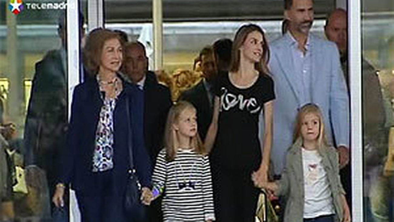 Los Príncipes llevan a sus hijas Leonor y Sofía a visitar a su abuelo