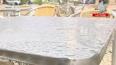 La lluvia, la niebla y dos accidentes complican la hora punta