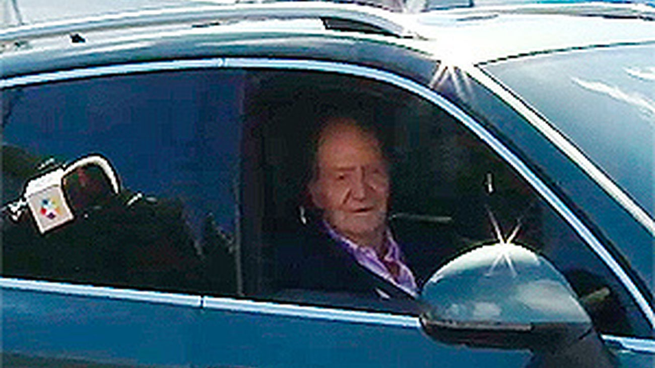 El Rey, a su salida de la clínica