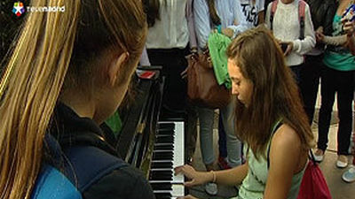 Siete pianos de cola en la calle Serrano, a disposición de los madrileños