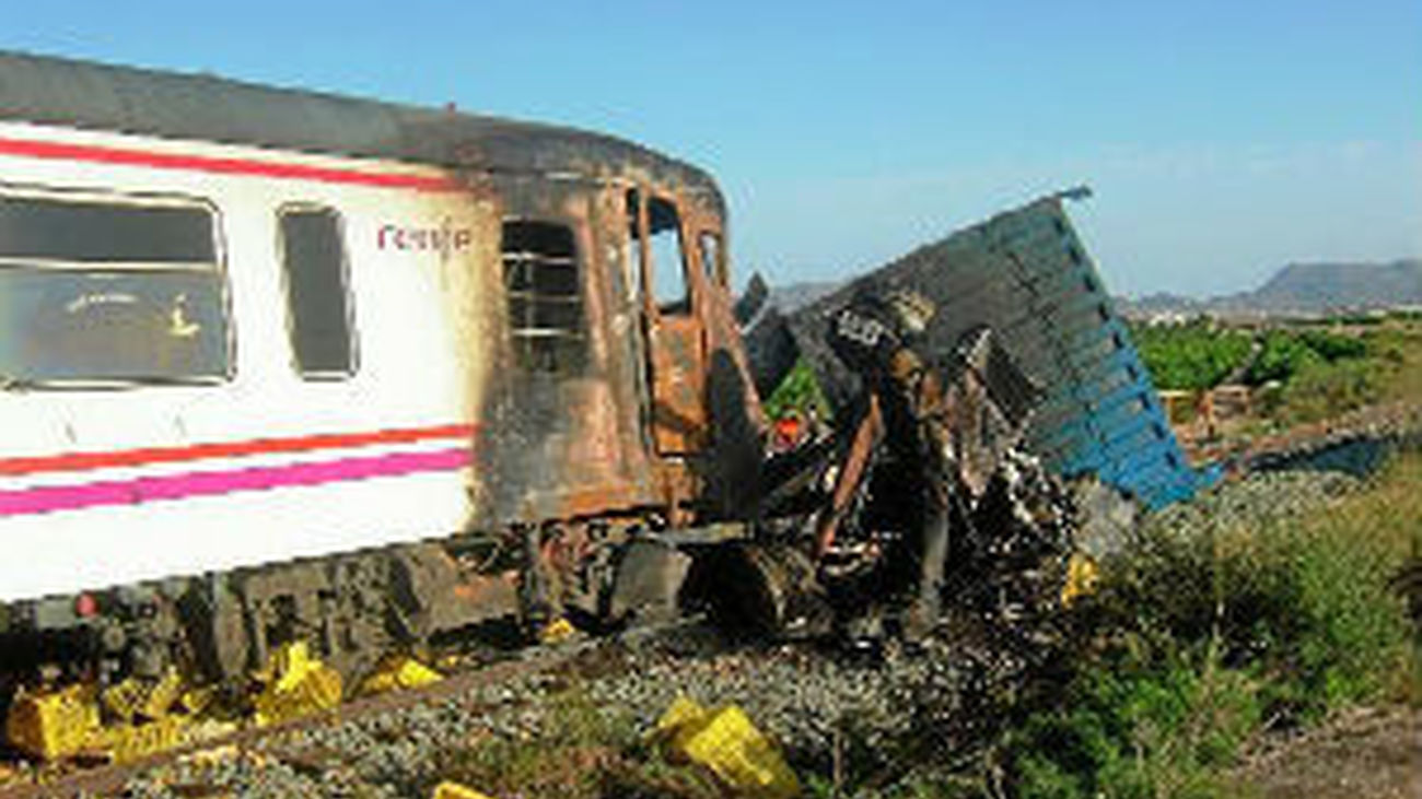 15 heridos en choque entre un cercanías y un camión en un paso a nivel ubicado en Pulpí (Almería)