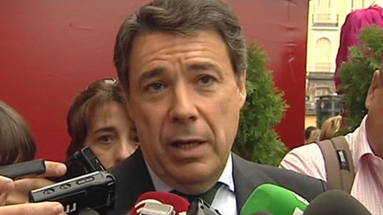 El Príncipe pasea por el centro de Madrid en el Día de la Banderita