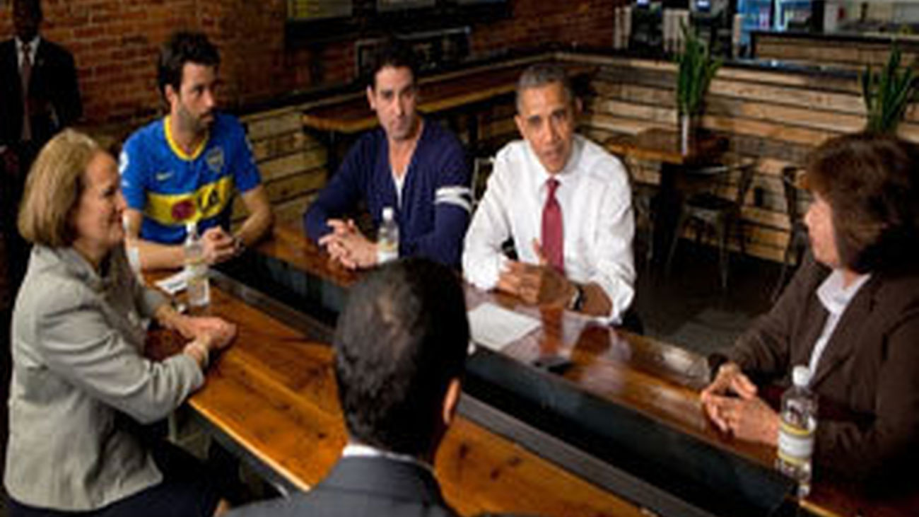 Obama acude a un bar con descuentos a afectados por cierre de Administración