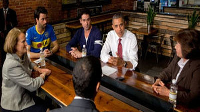 Obama acude a un bar con descuentos a afectados por cierre de Administración