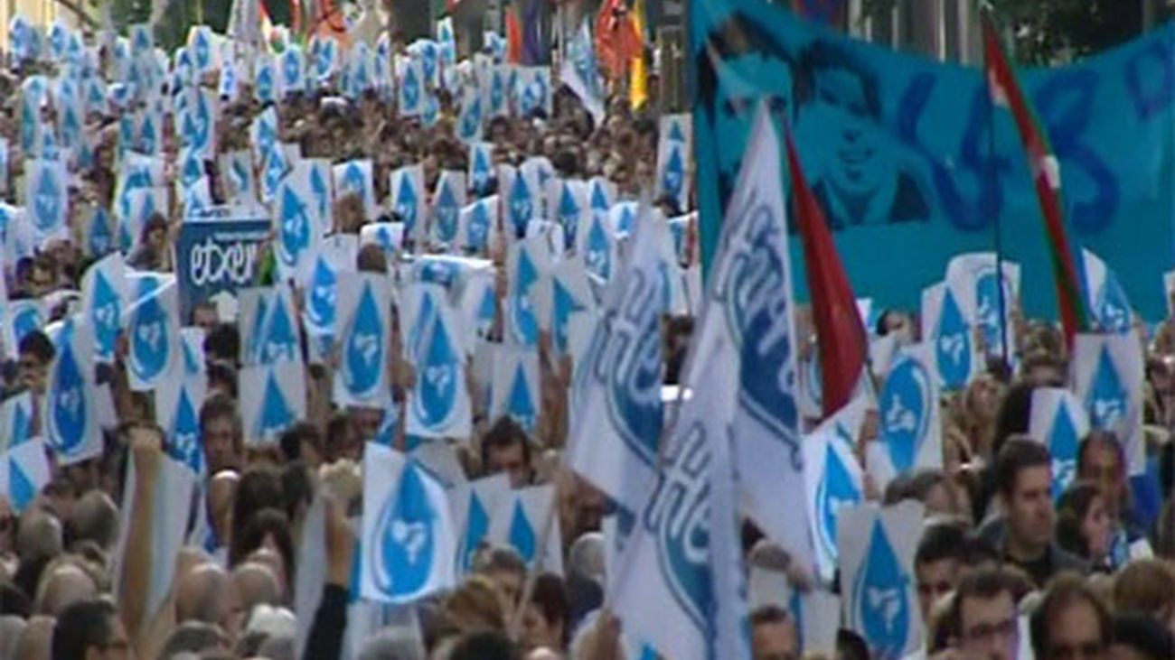 Miles de personas, entre ellos los 18 detenidos  de Herrira, se manifiestan en Bilbao