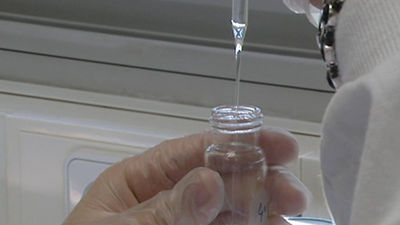 Infusión de células madre de cordón a una niña para tratar su parálisis