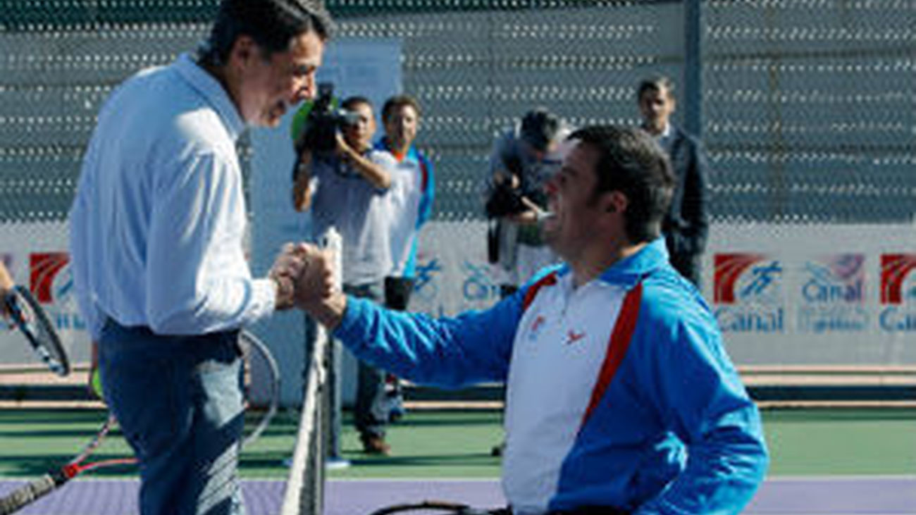González y Moyá apoyan a tenistas que disputan el campeonato en silla ruedas