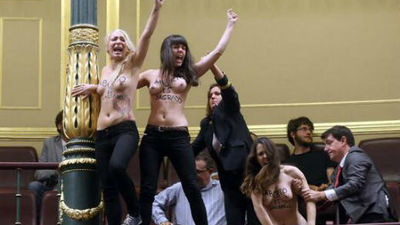 Mujeres semidesnudas interrumpen el pleno al grito de "aborto es sagrado"