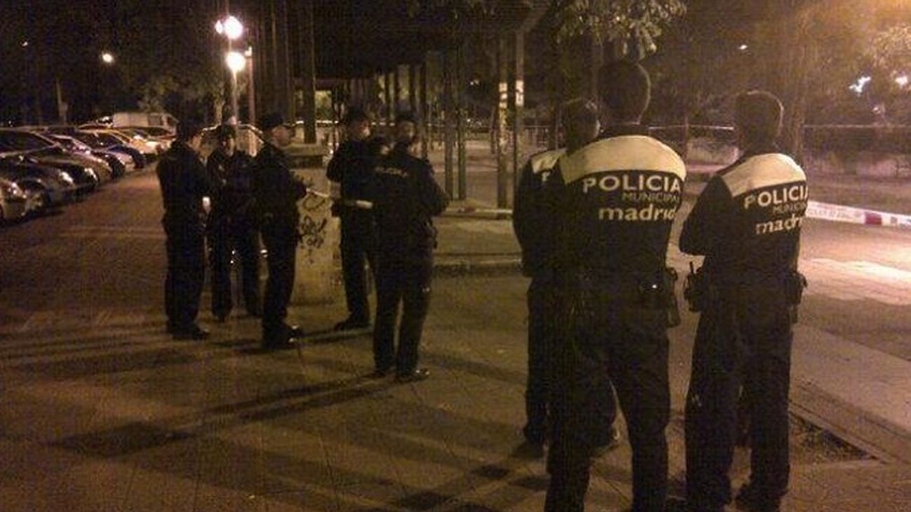 Investigan si la mujer hallada muerta en un parque de Madrid se suicidó