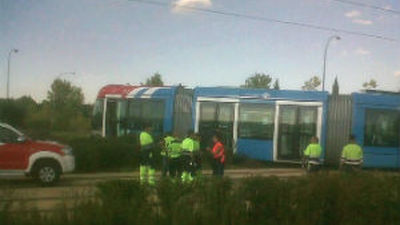 Un coche choca con el Metro Ligero a su paso por Boadilla