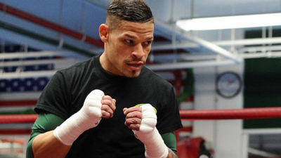 El boxeador Orlando Cruz defiende el uso de la bandera gay en su pantalón