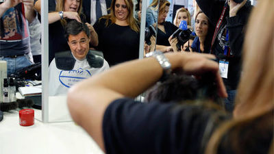 González visita una Escuela Taller de Peluquería para la inserción laboral de mujeres gitanas