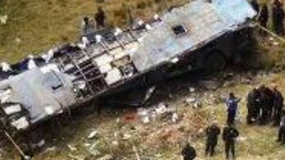 Al menos 52 muertos tras caer un camión a un abismo en el sur de Perú