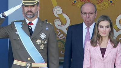 El Príncipe preside su primer 12 de octubre con un rápido desfile