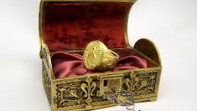 El anillo papal que luce Francisco en las audiencias fue hecho en Barcelona