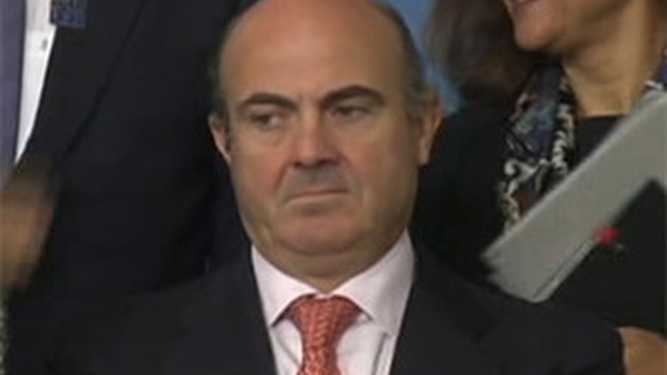 De Guindos defiende la hoja de ruta del Gobierno frente al FMI