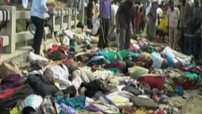 Aumentan a 110 los muertos en la estampida en un templo hindú en la India
