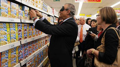 Reivindican el derecho de las personas ciegas a hacer la compra