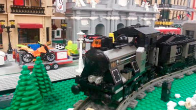 Réplicas de trenes y pasajeros construidos con piezas de LEGO