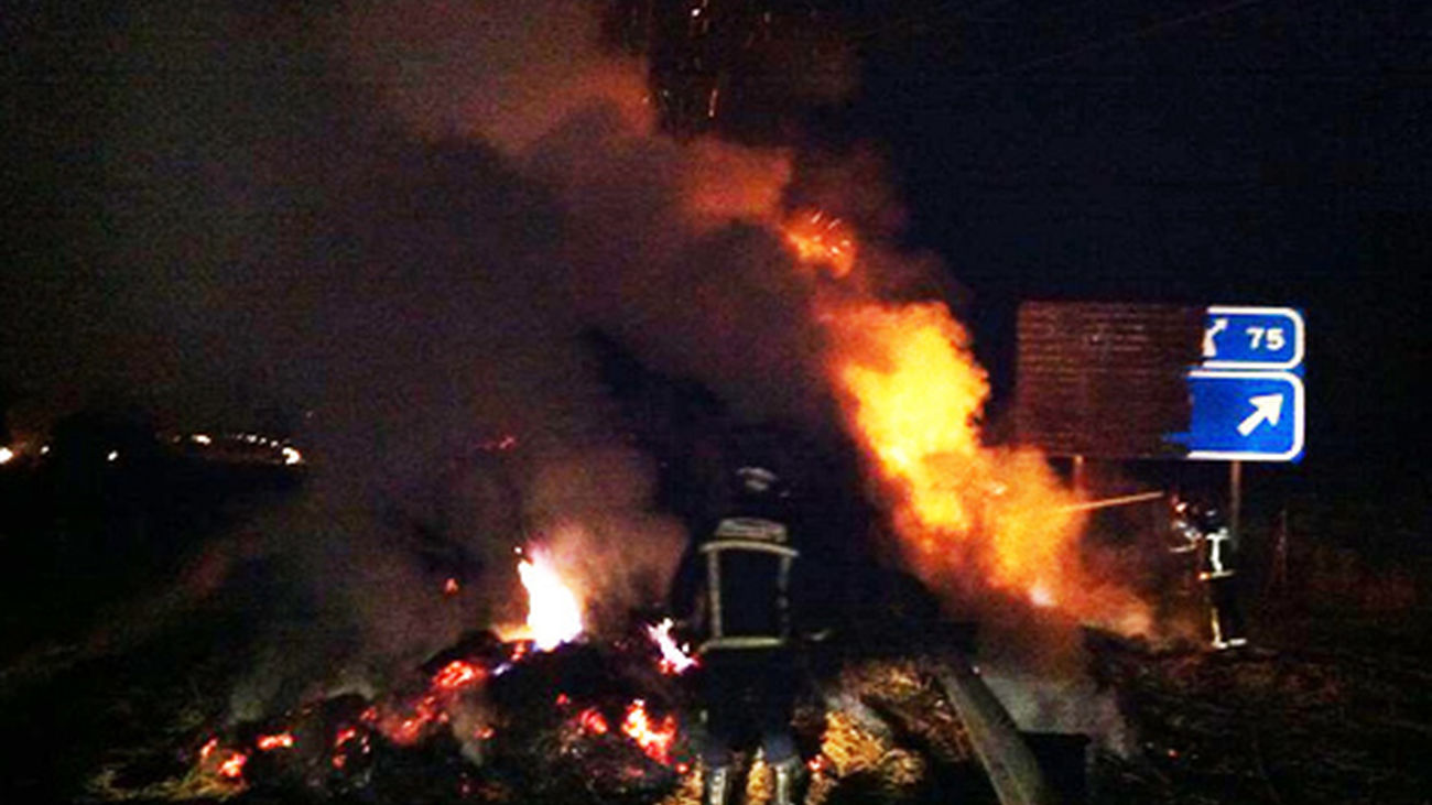 La A-1 ha permanecido cortada por un incendio en un camión de paja