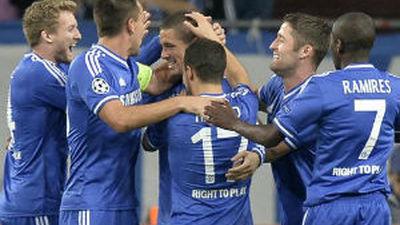 El Chelsea golea (0-3) y el Borussia corta la racha del Arsenal (1-2)