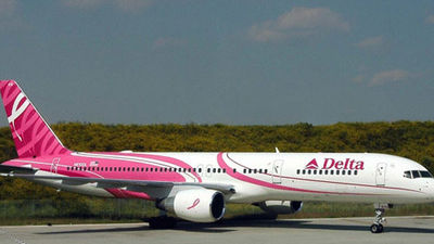 Llega a Madrid "Avión Rosa" de Delta Airlines en gira contra cáncer de mama