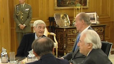 El Rey, animado, bromea sobre la utilidad del bastón con invitados a Zarzuela