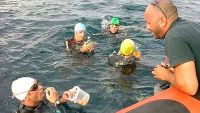 Cuatro madrileños cruzan el Estrecho a nado